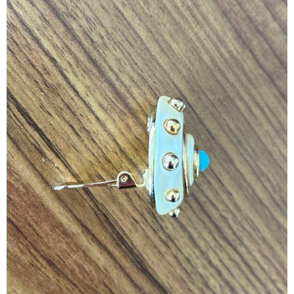 VTG KJL Kenneth Jay Lane Shell Gold Acrylic White Cream SINGLE Clip On Earring - Picture 3 of 3